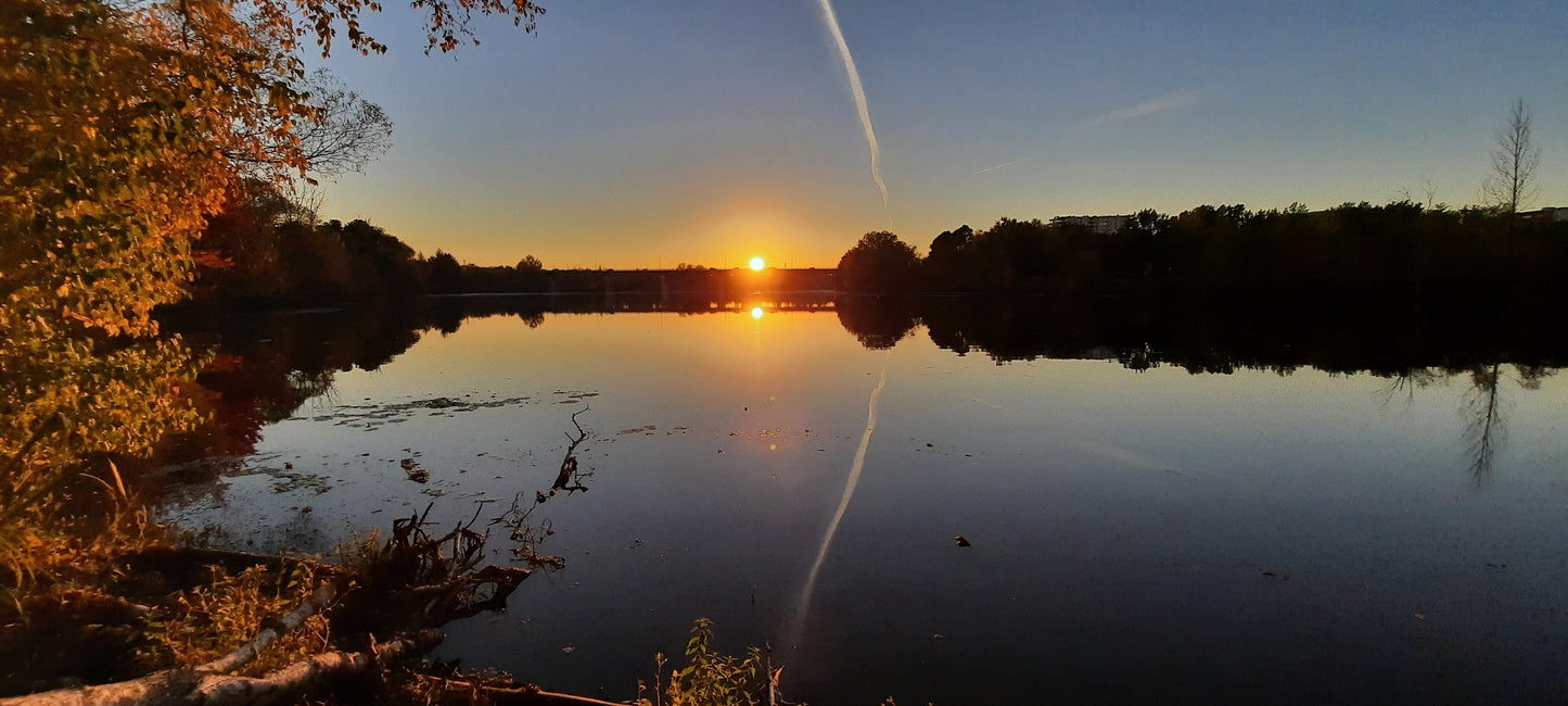 Coucher De Soleil Du 6 Octobre 2021 18H03 (Vue 1) Rivière Magog À Sherbrooke. Pont Jacques Cartier.