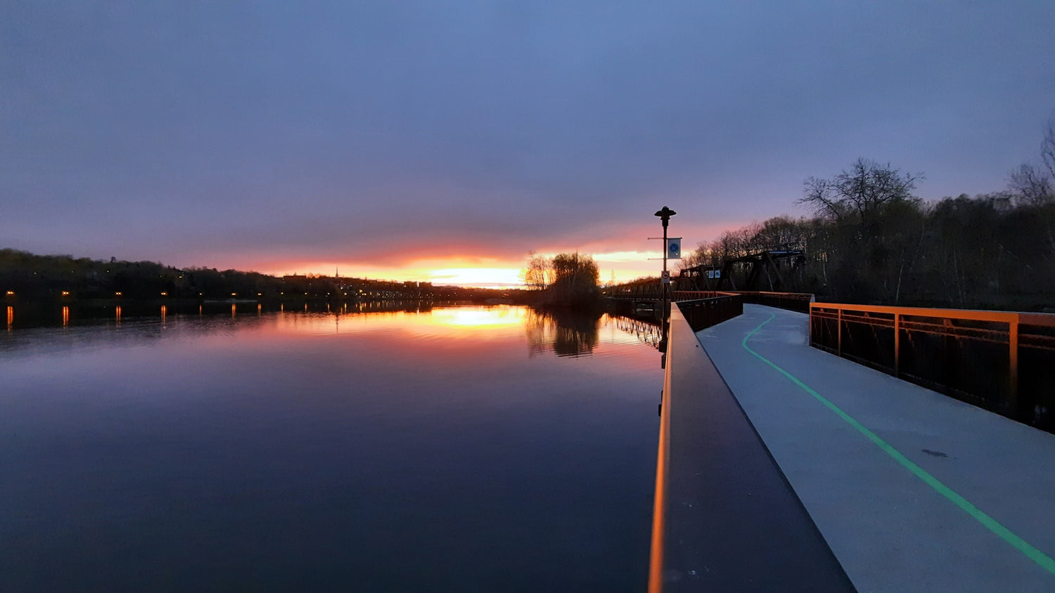 Sur La Passerelle Du Lac Des Nations