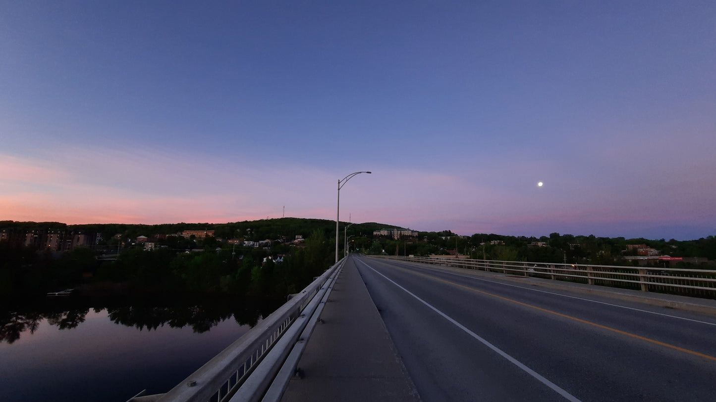 Trouve La Lune Aube Du 28 Mai 2021 (Sur Pont Jacques Cartier)