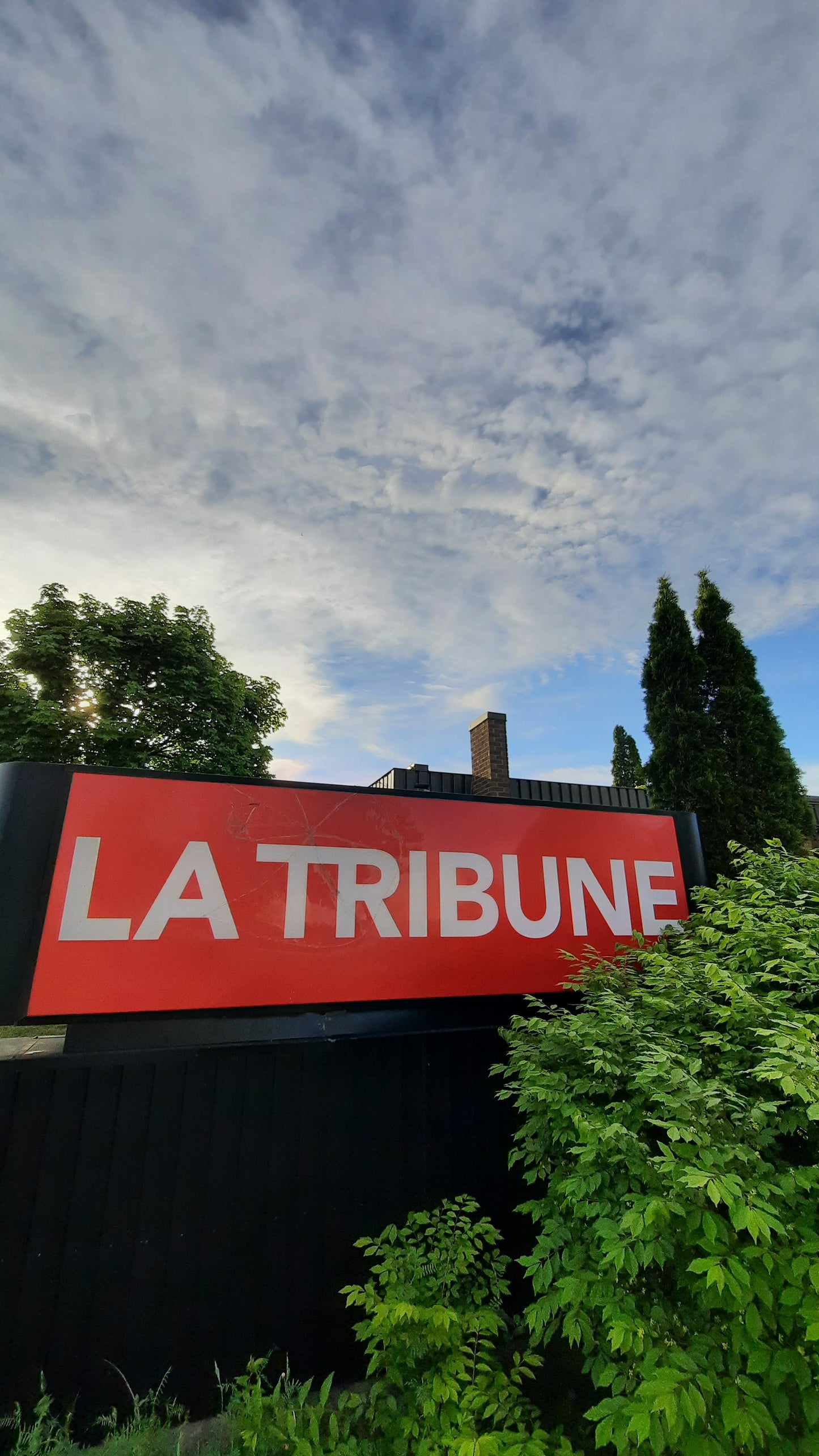 Trouve Le Trapèze De La Tribune Sherbrooke Au 1950 Rue Roy (Ciel Bleu Du 30 Mai 2021)