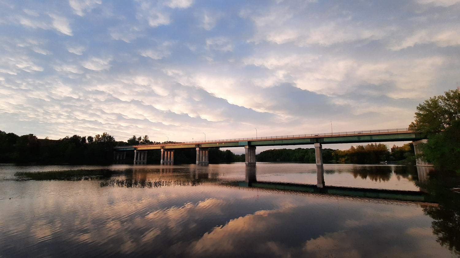 Les Nuages Blancs Aube Du 22 Juin 2021 20H29 (Vue T1) (Jour 0) Pont Jacques Cartier De Sherbrooke