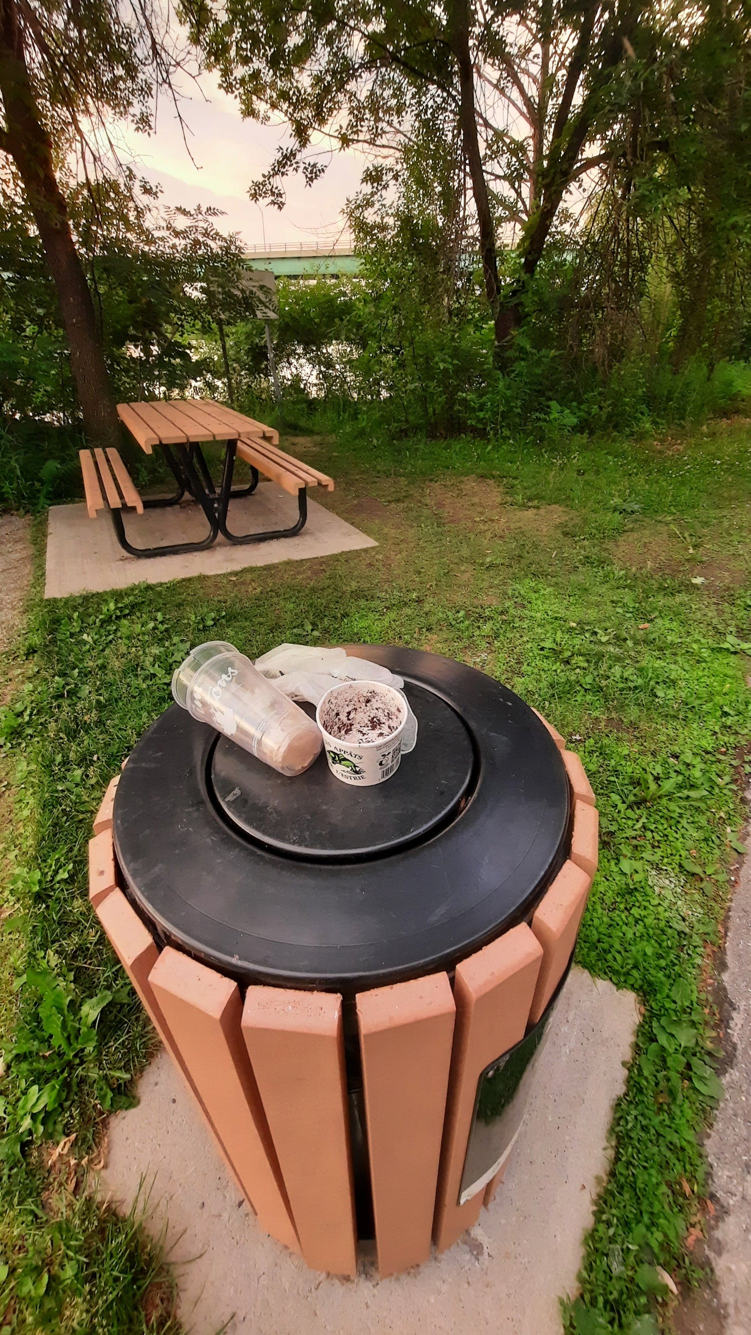 Trouve Les Déchets Du 22 Juin 2021 (Jour 0) Svp Ne Gâchez Pas Ce Beau Paysage!