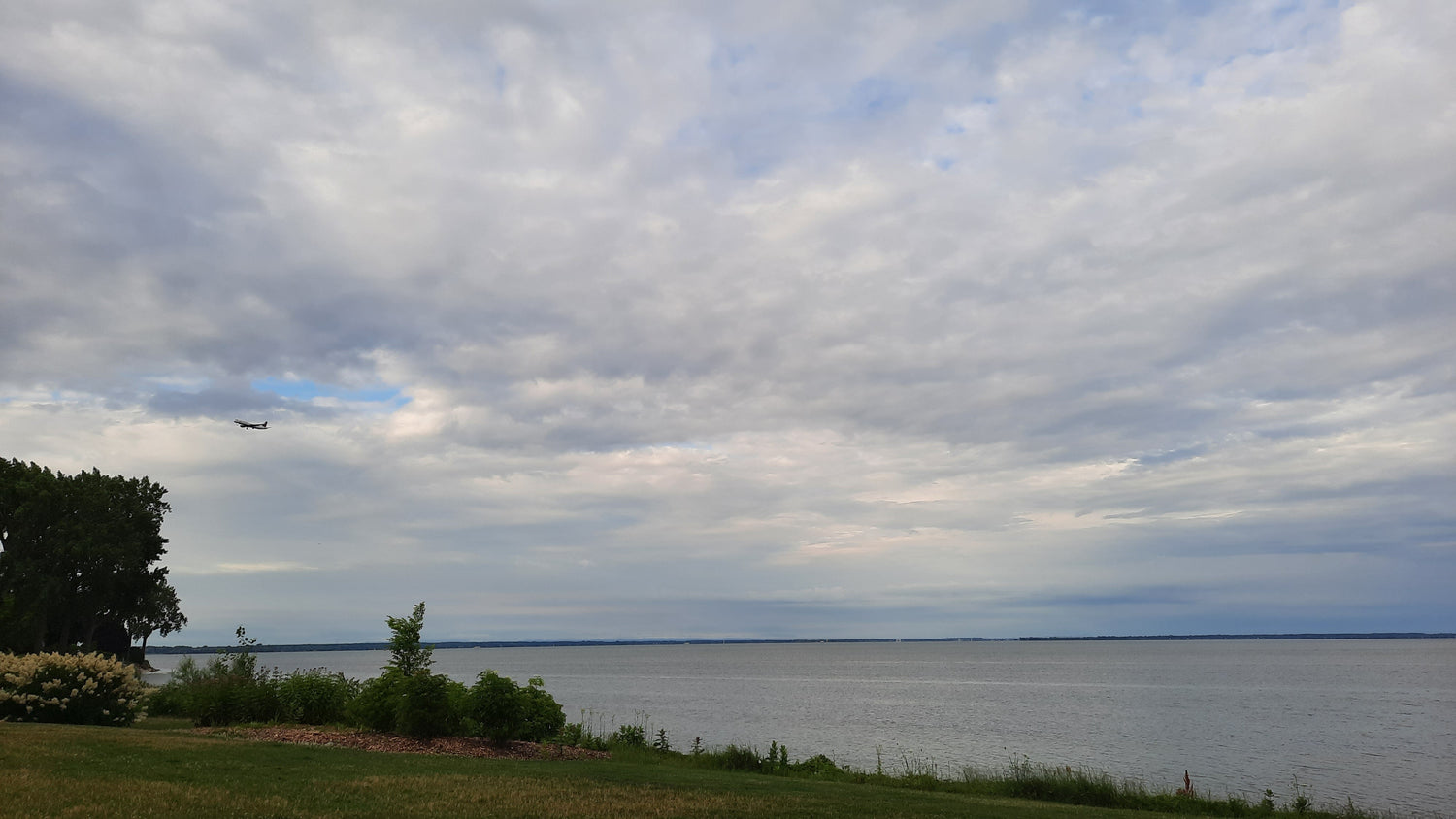 Trouve L’avion Qui Déchire Le Ciel Bleu Et Les Nuages Blancs Au Dessus Du Lac St-Louis À Dorval