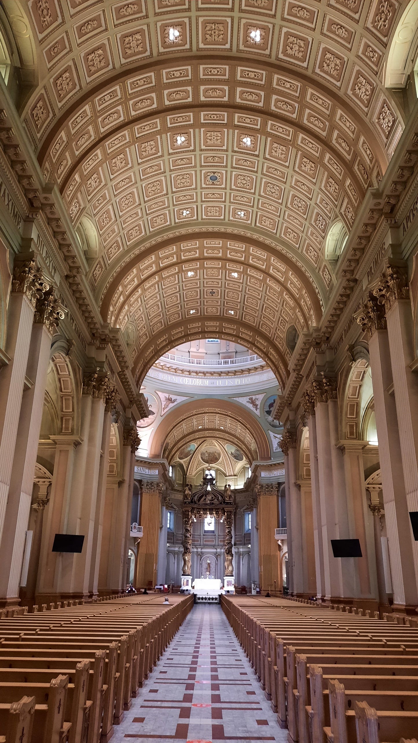 Basilique Cathédrale Marie-Reine-Du-Monde 7 Juillet 2021 À Montréal Cliquez Pour Voir L’intérieur.