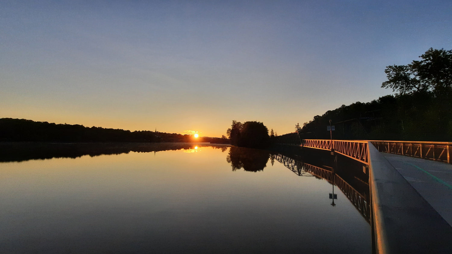 Sherbrooke 10 Juillet 2021 Soleil (Vue Pp30) Lac Des Nations 5H25