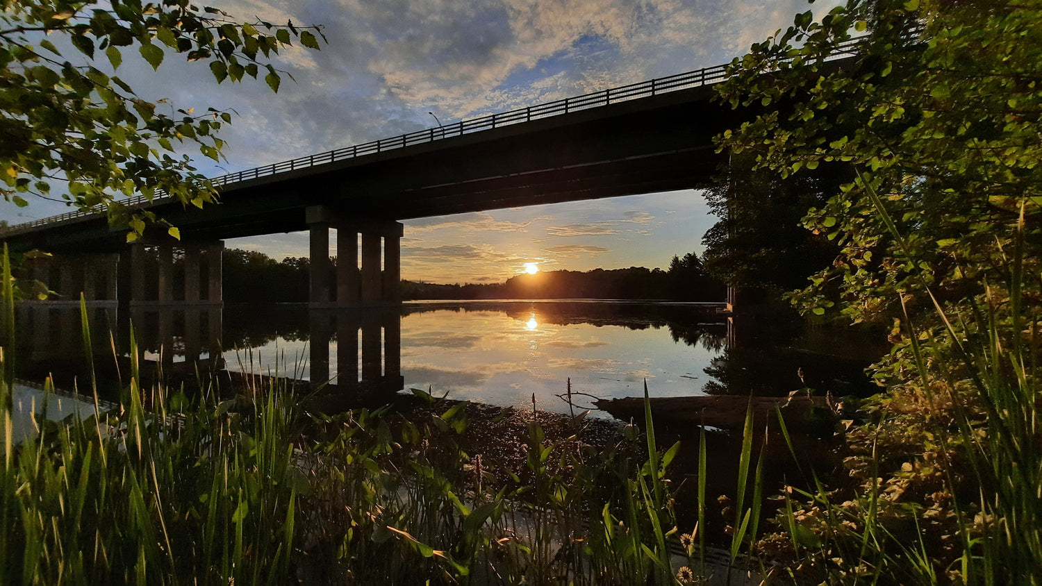 Soleil De Sherbrooke 14 Juillet 2021 (Vue K1) Rivière Magog Et Pont Jacques Cartier 5H42 Chaleur