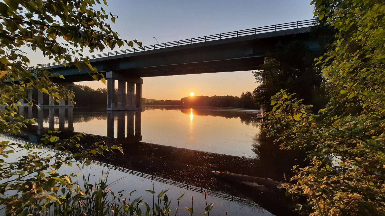 Soleil De Sherbrooke 15 Juillet 2021 (Vue K1) Rivière Magog Et Pont Jacques Cartier 5H46 Rayon Et