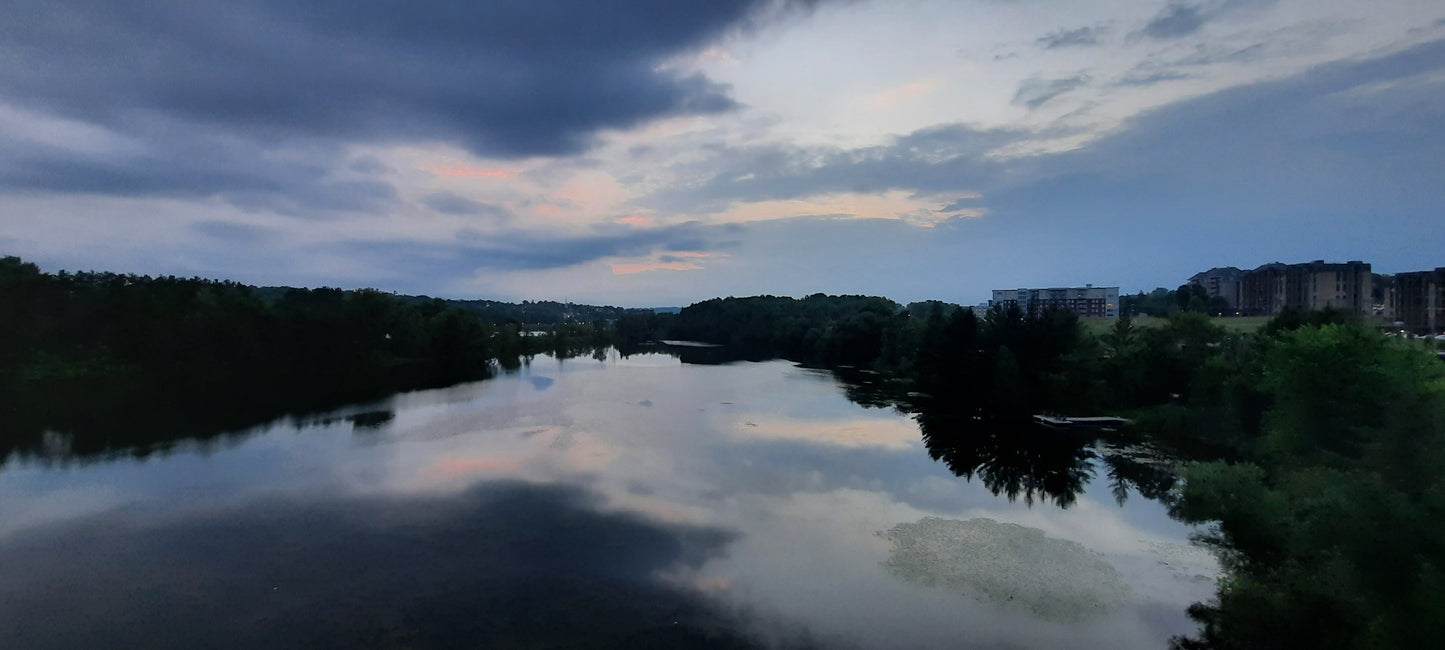 Aube Du 14 Août 2021 5H45 (Vue Sure) Rivière Magog Et Ciel Bleu Nuages Blancs