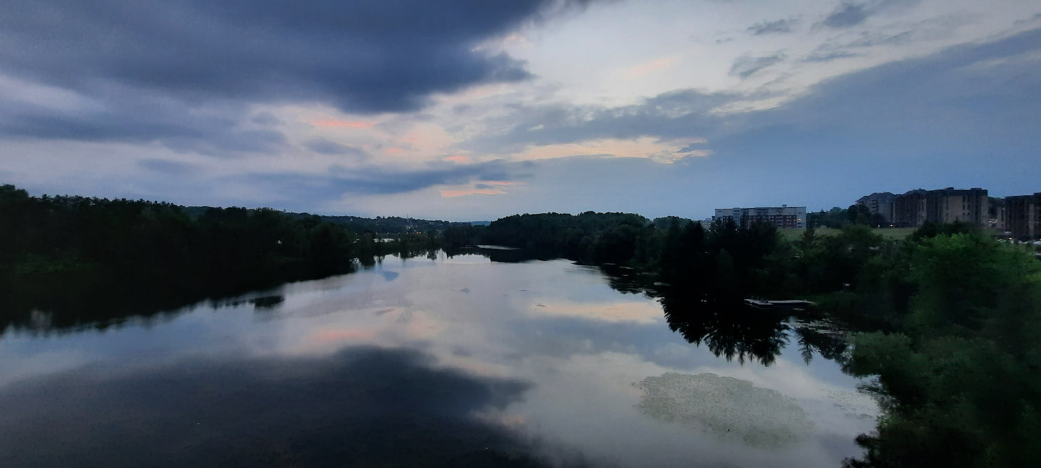 Aube Du 14 Août 2021 5H45 (Vue Sure) Rivière Magog Et Ciel Bleu Nuages Blancs