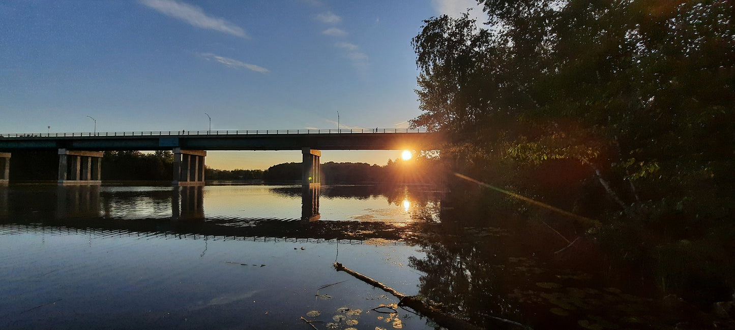 Trouve Le Coureur Et Soleil Du 11 Septembre 2021 6H53 (Vue K0) Rivière Magog Sherbrooke. Pont