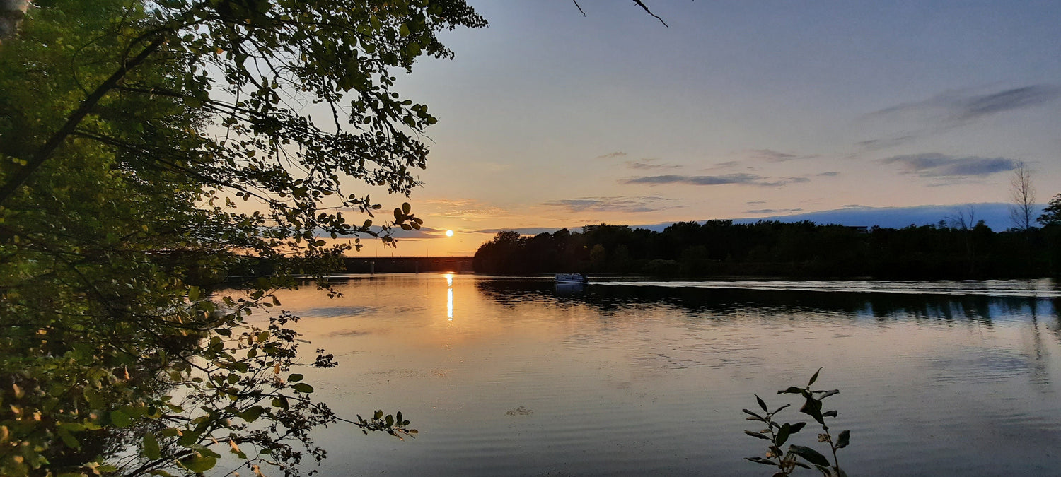 Difficile***Trouve Le Bateau Lors Du Coucher De Soleil 11 Septembre 2021 18H35 (Vue 0) Rivière