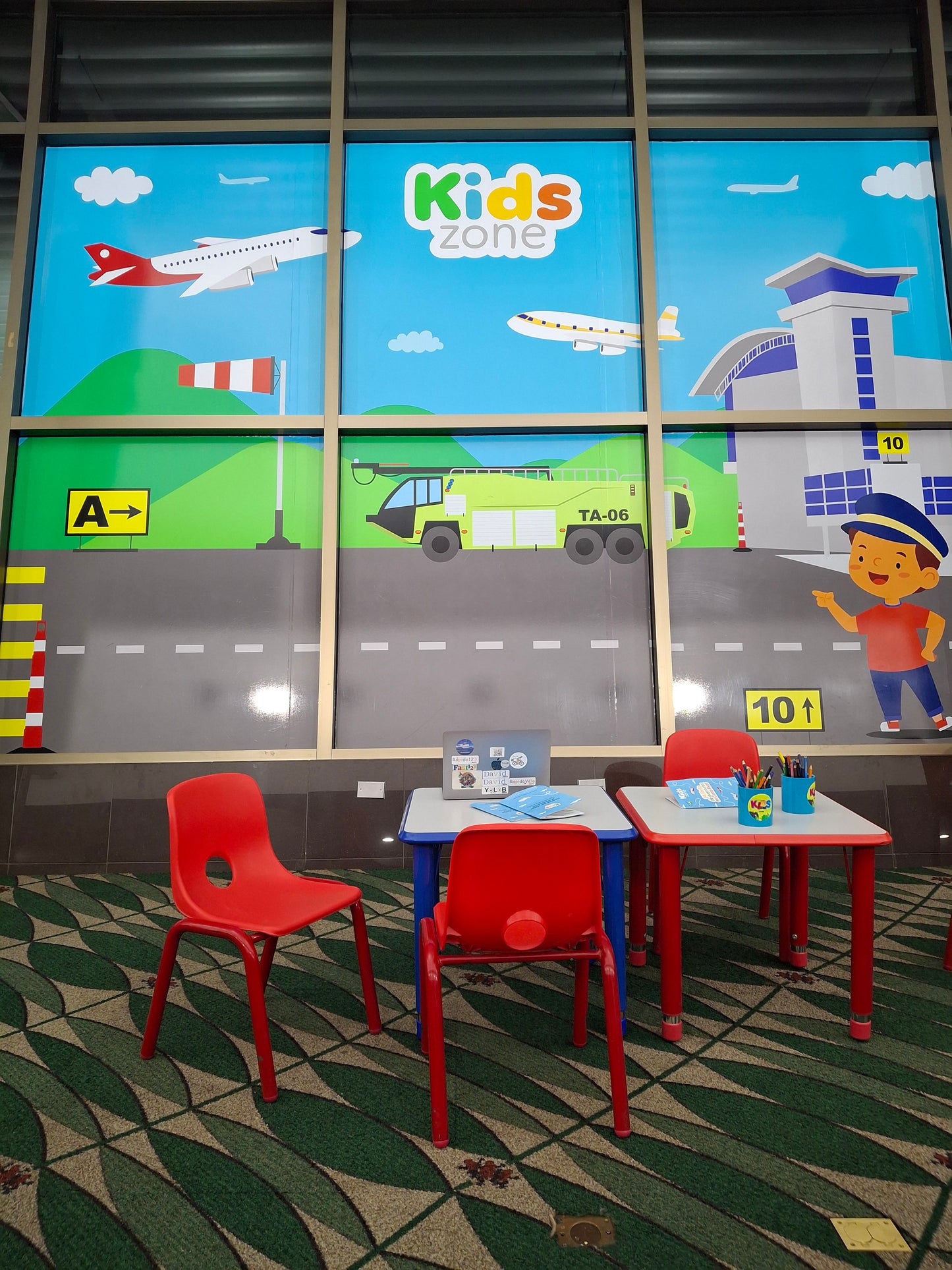 Encuentra a David en el área infantil en Costa Rica