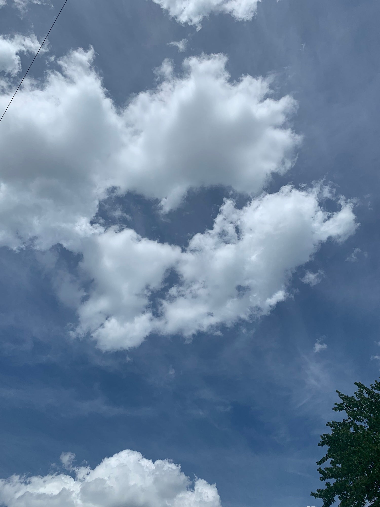 2 Juin 2021 Vois-Tu Le Cœur ♥️ Dans Les Nuages?