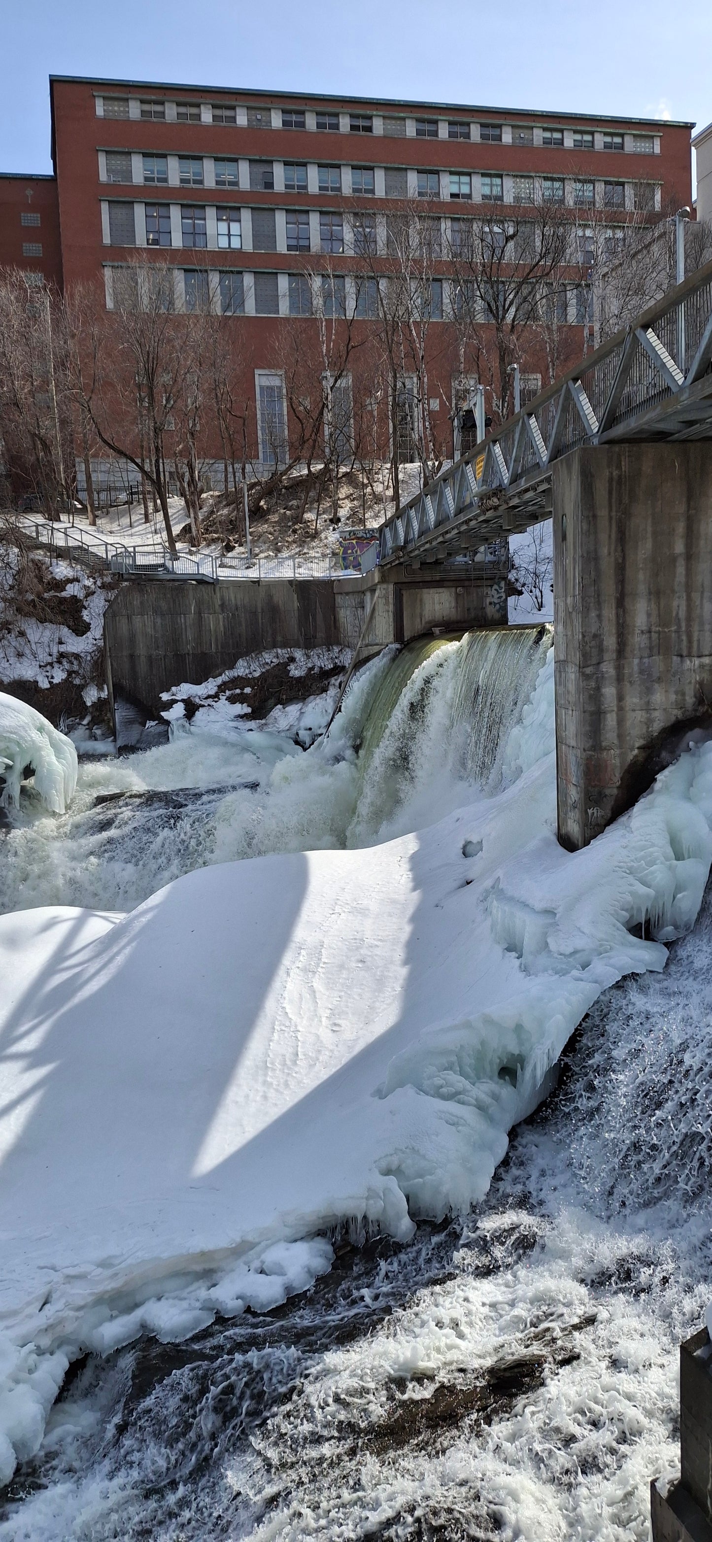 2025-03-13 Les chutes de la rivière Magog