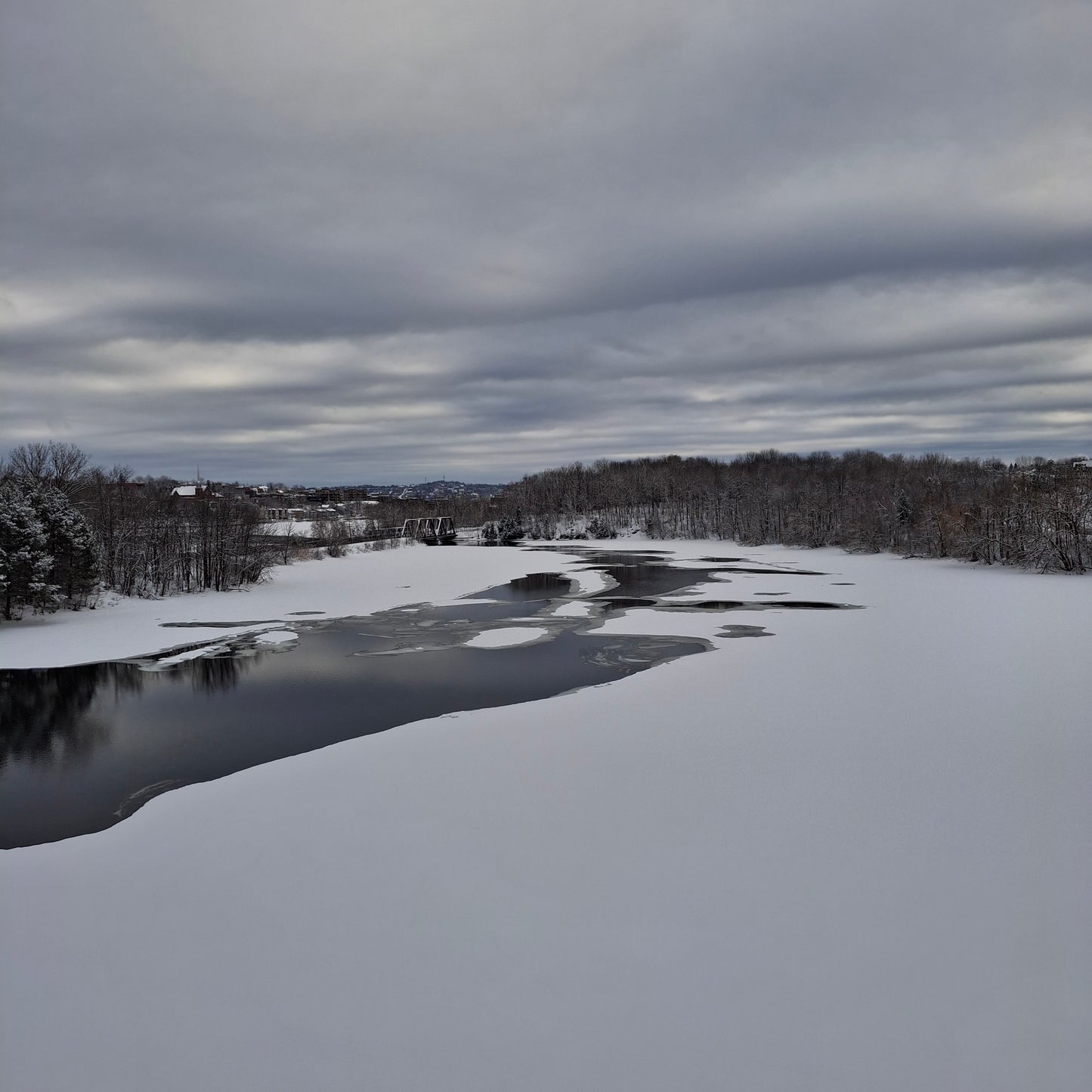 2025-03-10 9:04 c'est début de la fin de la glace sur la rivière Magog (Vue SURE)